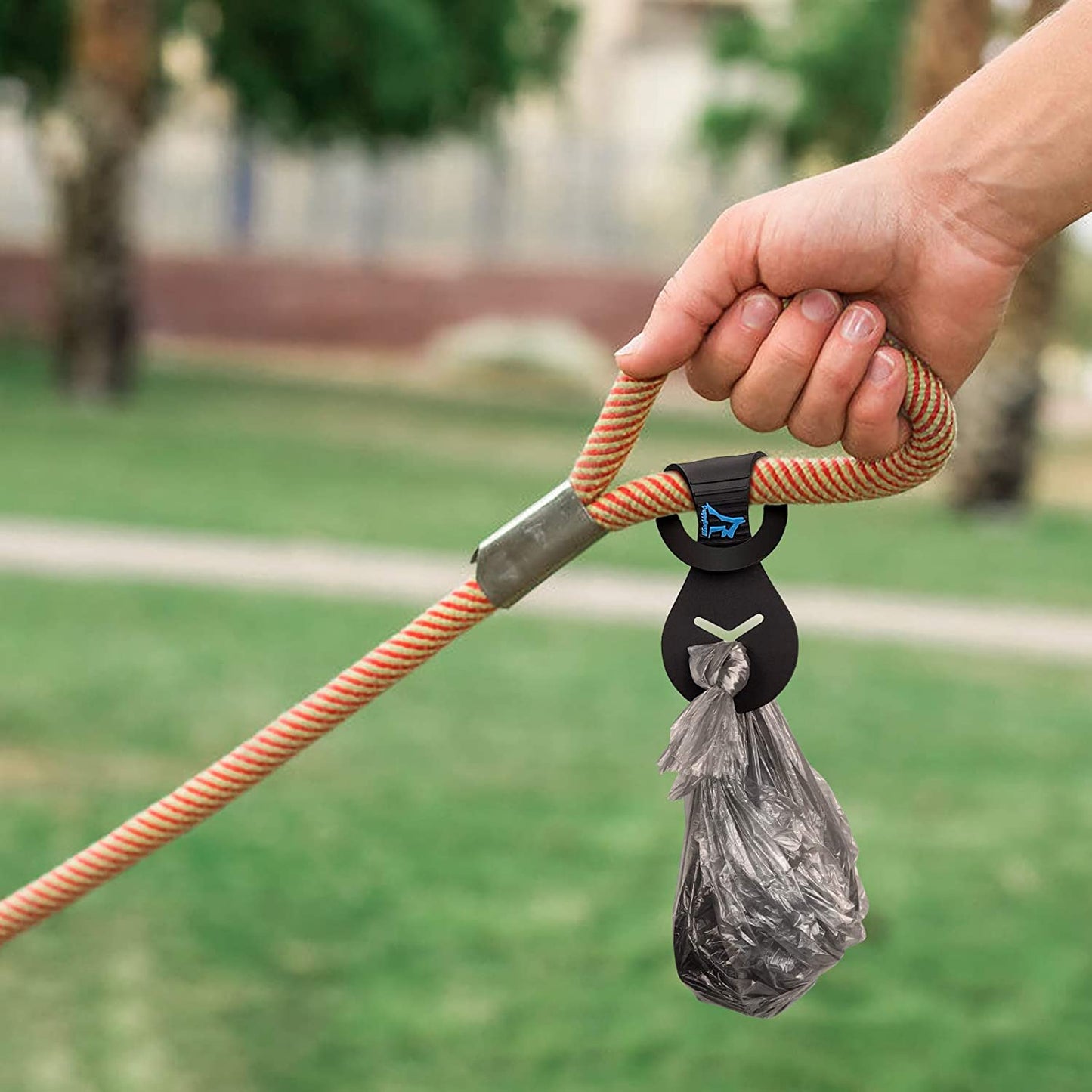 Hands‑Free Dog Poop Bag Holder 🐾✨ Silicone Leash Clip for Full Waste Bags